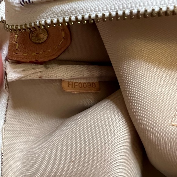 Louis Vuitton
Eva Damier Azur Clutch
10"L x 2"W x 5"H - Picture 5 of 5